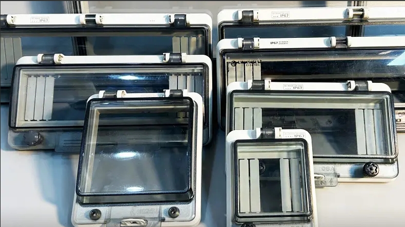 断路器防水罩的作用